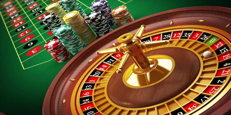 Roulette là một trò chơi casino cổ điển, với bánh xe quay và quả bóng nhỏ quay